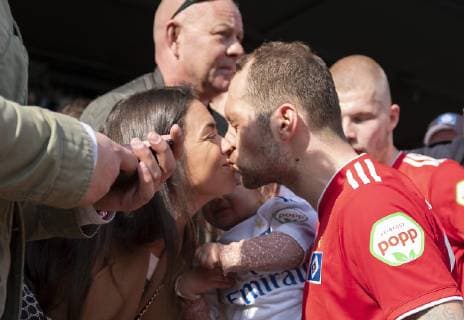 Pierre Michel LASOGGA HH kisses his girlfriend Salina Sally Wohlers after the game Football 2 Bundesliga 27 Spieltag VfL Bochum BO Hamburger SV HH 0 0 on 30 03 2019 in Bochum Germany DFL regulations prohibit any use of photographs as image sequences and or quasi video Â