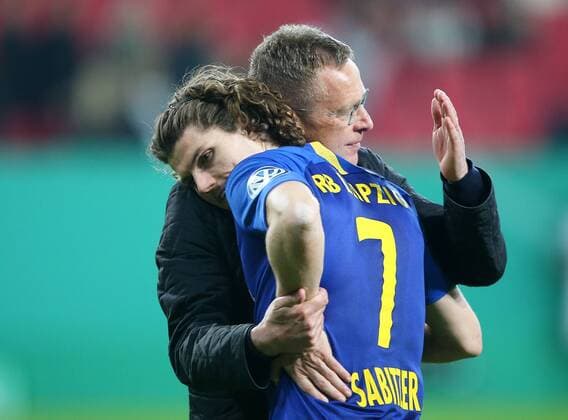 SOCCER - DFB Pokal, Augsburg vs RB Leipzig AUGSBURG,GERMANY,02.APR.19 - SOCCER - DFB Pokal, quarterfinal, FC Augsburg vs RasenBallsport Leipzig. Image shows the rejoicing of Marcel Sabitzer and head coach Ralf Rangnick (RB Leipzig). GEPAxpictures xThomasxBachun