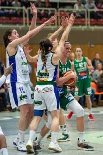 flippo Baskets BG 74 - Rutronik Stars Keltern Basketball Damen DBBL, Playoffs Viertelfinale, Spiel 2 flippo Baskets BG 74 - Rutronik Stars Keltern, 03.04.2019, Göttingen. Kelterns Rebecca Tobin (r) spielt gegen Göttingens Vasiliki Karambatsa, Jennifer Crowder und Klaudia Grudzien. Göttingen Niedersachsen Deutschland *** flippo Baskets BG 74 Rutronik Stars Keltern Basketball Women DBBL Playoffs Quarter Finals Game 2 flippo Baskets BG 74 Rutronik Stars Keltern 03 04 2019 Göttingen Kelterns Rebecca Tobin r plays against Göttingens Vasiliki Karambatsa Jennifer Crowder and Klaudia Grudzien Göttingen Niedersachsen Germany