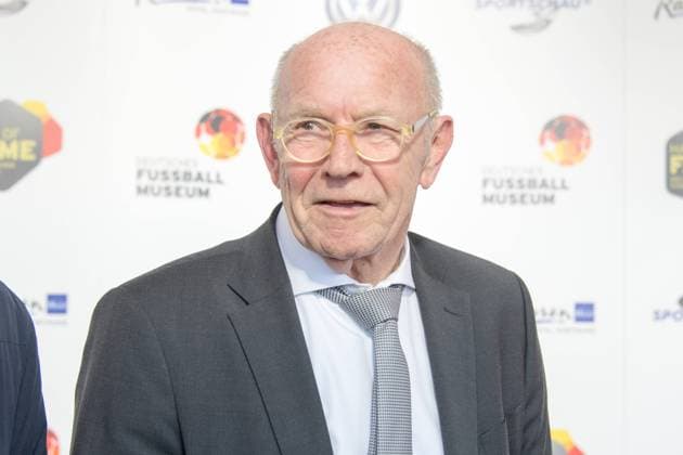 Wolfgang PAUL (ehem. Fussballspieler), Brustbild, Roter Teppich vor der Preisverleihung zur Eroeffnung der Hall of Fame des deutschen Fußballs am 01.04.2019 in Dortmund Deutschland. Â *** Wolfgang PAUL former footballer bust portrait red carpet before the award ceremony for the opening of the Hall of Fame of German football on 01 04 2019 in Dortmund Germany Â