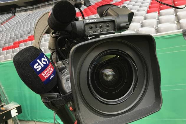Randmotiv-Fernsehkamera mit SKY Mikrofon steht am Spielfeldrand im leeren Stadion .Fernsehuebertragung, Fussball DFB Pokal,Viertelfinale, FC Bayern Muenchen M) - FC Heidenheim (Hdh) 5-4, am 03.04.2019 in Muenchen A L L I A N Z A R E N A, DFL REGULATIONS PROHIBIT ANY USE OF PHOTOGRAPHS AS IMAGE SEQUENCES AND OR QUASI-VIDEO. *** TV camera with SKY microphone on the edge of the pitch in the empty stadium TV broadcast Football DFB Cup Quarter Finals FC Bayern Munich M FC Heidenheim Hdh 5 4 on 03 04 2019 in Munich A L L I A N Z A R E N A DFL REGULATIONS PROHIBIT ANY USE OF PHOTOGRAPHS AS IMAGE SEQUENCES AND OR QUASI VIDEO