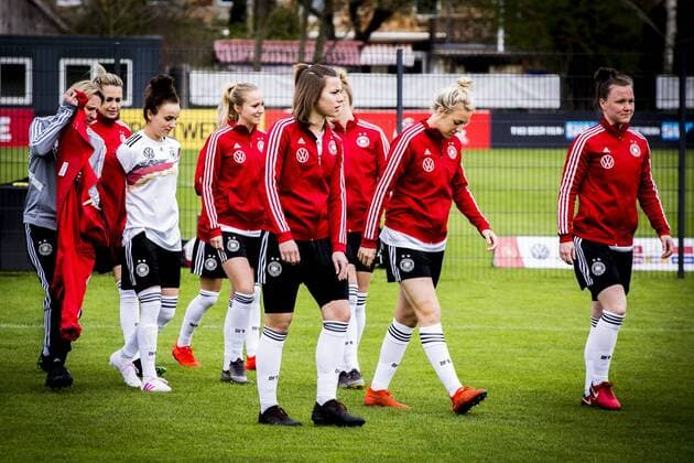 GER Hotel Residence Klosterpforte training unit DFB national womens team 03 04 2019 Hotel Residence Klosterpforte Harsewinkel GER Hotel Residence Klosterpforte training unit DFB national womens team DFB REGULATIONS PROHIBIT ANY USE OF PHOTOGRAPHS AS IMAGE SEQUENCES AND OR QUASI VIDEO in picture picture shows on the way to the photo shoot vl Lina Magull DFB Women 20 Turid Knaak DFB Women 22 Lena Oberdorf DFB Women 33 Carolin Simon DFB Women 2 and Marina Hegering DFB Women 28 nordphotox xRauch nph00251