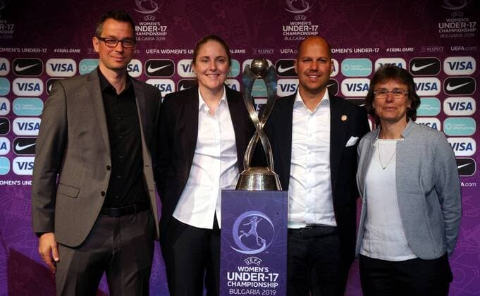 Fußball, Damen U17 EM, Auslosung in Albena, Bulgarien 05.04.2019 Albena(Bulgaria) UEFA European Under 17 U17 U 17 championship draw women s football Marcus Hackl (L) Austria U17 coach,Gemma Grainger(2L) England U17 coach, Robert De Pauw(3L) Netherlands U17 coach, Ulrike Ballweg(r) Germany coach beside U17 Euro trophy :Str 