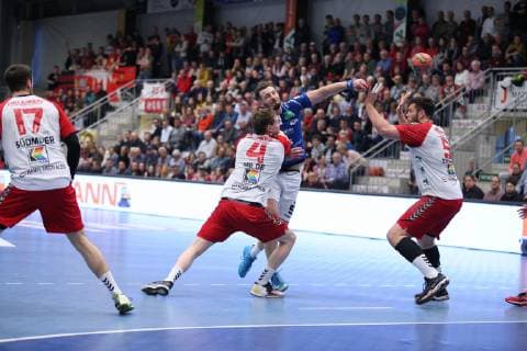 Brykner Ladislav EHV Aue 17 vs Oliver Milde ASV Hamm Westfalen 4 left and Jan Brosch ASV Hamm Westfalen 5 right ASV Hamm Westfalen vs EHV Aue Handball 2 Bundesliga 05 04 2019 ASV Hamm Westfalen vs EHV Aue Handball 2 Bundesliga 05 04 2019 Hamm Copyright: xEIBNER JanxStrohdiekx EP_JSK
