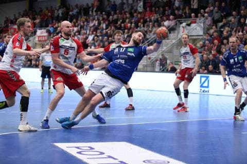 Brykner Ladislav EHV Aue 17 past Markus Fuchs ASV Hamm Westfalen 6 left ASV Hamm Westfalen vs EHV Aue Handball 2 Bundesliga 05 04 2019 ASV Hamm Westfalen vs EHV Aue Handball 2 Bundesliga 05 04 2019 Hamm Copyright: xEIBNER JanxStrohdiekx EP_JSK