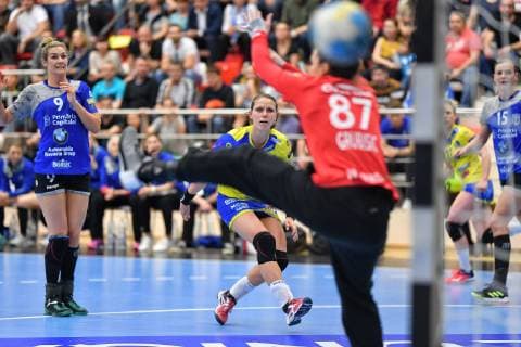 April 5, 2019 - Bucharest, Romania - Xenia Smits of Metz Handball scores against Jelena Grubisic of CSM Bucharest during EHF Women s Champions League match between CSM Bucharest and Metz Handball in Bucharest, Romania, on 5 April 2019. CSM Bucharest v Metz Handball - EHF Women s Champions League  - ZUMAn230 20190405_zaa_n230_276 Copyright: xAlexxNicodimx