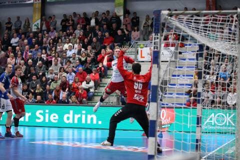 Fabian Huesmann ASV Hamm Westfalen 3 against Erik Toepfer EHV Aue 96 front ASV Hamm Westfalen vs. EHV Aue Handball 2 Bundesliga 05 04 2019 ASV Hamm Westfalen vs. EHV Aue Handball 2 Bundesliga 05 04 2019 Hamm Copyright: xEIBNER JanxStrohdiekx EP_JSK