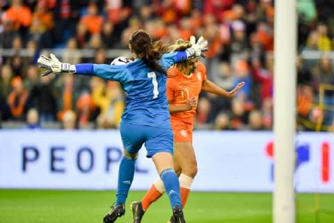 Cecilia Santiago goalkeeper goalkeeper goalkeeper Mexico Mexico 1 defends the ball with extended arms in front of Lieke Martens Netherlands Holland 11 ab Fussball Frauen International Netherlands Mexico xmkx