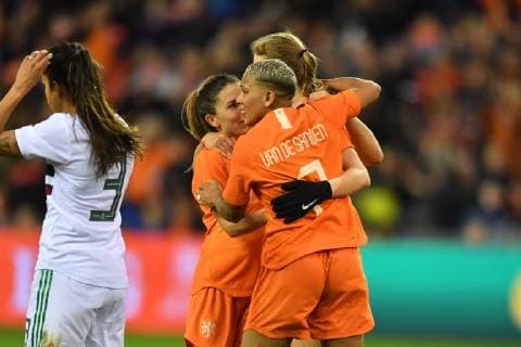 Jubel Freuen celebrate happy cheer Goal Celebration The Dutch players of the Netherlands 1 0 Danielle van de Donk Netherlands Holland 10 and Shanice van de Sanden Netherlands Holland 7 hug scorer Vivianne Miedema Netherlands Holland 9 football women international Netherlands Mexico xmkx