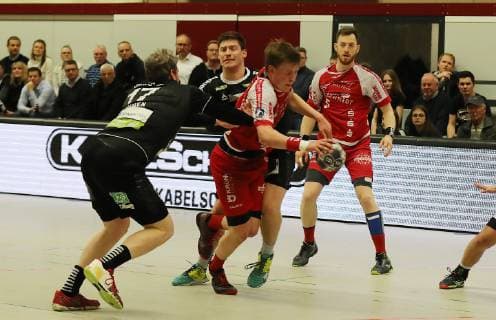 TuS Ferndorf HC Rhein Vikings 05 04 2019 Center Mattis Michel TuS Ferndorf is fouled from left Bennet Johnen HC Rhein Vikings and Brian Gipperich HC Rhein Vikings Kreuztal Stählerwiese Germany
