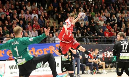 TuS Ferndorf HC Rhein Vikings 05 04 2019 Center Lukas Zerbe TuS Ferndorf with the 4 9 against goalkeeper Mikkel Moldrup HC Rhein Vikings Kreuztal Stählerwiese Germany