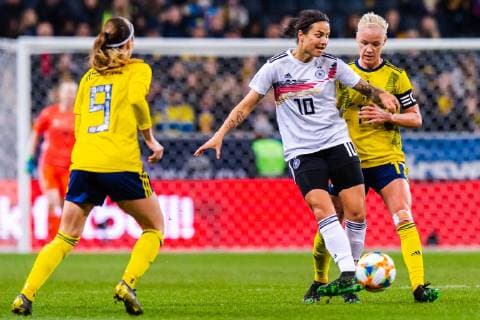 190406 Kosovare Asllani och Caroline Seger of Sweden and Dzsenifer Marozsan of Germany during the women?s international friendly football match between Sweden and Germany on April 6 2019 in Stockholm Photo Simon Hastegard BILDBYRAN 180019,  Copyright: SIMONxHASTEGARD BB190406SH011