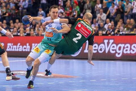 Hamburg Germany 06 April 2019 REWE Final 4 DHB Cup Semifinal TSV Hannover Burgdorf vs SC Magdeburg v li Evgeni Pevnov Hannover Christian O Sullivan Magdeburg Torge Johannsen Hannover Stürmerfoul oder nicht Hamburg Barclaycard Arena Hamburg Germany