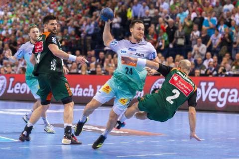 Hamburg Germany 06 April 2019 REWE Final 4 DHB Cup Semifinal TSV Hannover Burgdorf vs SC Magdeburg v li Evgeni Pevnov Hannover Christian O Sullivan Magdeburg Torge Johannsen Hannover Stürmerfoul oder nicht Hamburg Barclaycard Arena Hamburg Germany