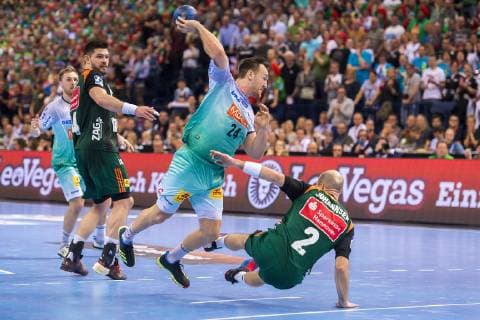 Hamburg Germany 06 April 2019 REWE Final 4 DHB Cup Semifinal TSV Hannover Burgdorf vs SC Magdeburg v li Evgeni Pevnov Hannover Christian O Sullivan Magdeburg Torge Johannsen Hannover Stürmerfoul oder nicht Hamburg Barclaycard Arena Hamburg Germany