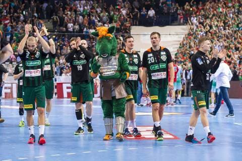 Hamburg Germany 06 April 2019 REWE Final 4 DHB Cup Semifinal TSV Hannover Burgdorf vs SC Magdeburg the team of Hannover Burgdorf dissatisfied disappointed disappointed down frustrated Hamburg Barclaycard Arena Hamburg Germany