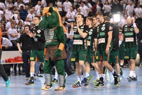 HBL DHB Cup Semifinal TSV Hannover Burgdorf vs SC Magdeburg 06 04 19 Hamburg HBL DHB Cup Final Four 2019 Semifinal TSV Hannover Burgdorf vs SC Magdeburg in the picture the team of Hannover is hanging its head after the defeat nordphoto xWitke nph00002