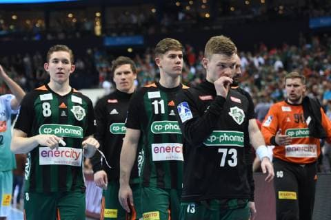 HBL DHB Cup Semifinal TSV Hannover Burgdorf vs SC Magdeburg 06 04 19 Hamburg HBL DHB Cup Final Four 2019 Semifinal TSV Hannover Burgdorf vs SC Magdeburg in the picture the team of Hannover is hanging its head after the defeat nordphoto xWitke nph00002