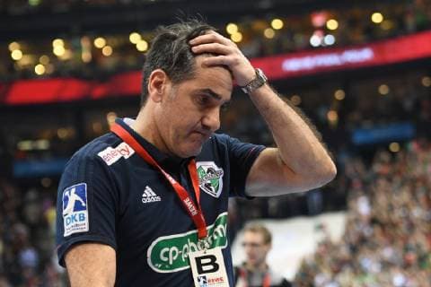HBL DHB Cup Semifinal TSV Hannover Burgdorf vs SC Magdeburg 06 04 19 Hamburg HBL DHB Cup Final Four 2019 Semifinal TSV Hannover Burgdorf vs SC Magdeburg in the picture Coach Antonio Carlos Ortega Hannover is hanging his head after the defeat nordphoto xWitke nph00002