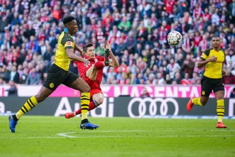 Robert Lewandowski (FC Bayern Muenchen) (rechts re.) macht das Tor zum 2:0 gegen Dan - Axel Zagadou (Borussia Dortmund) (links li.) DFL regulations prohibit any use of photographs as image sequences and or quasi-video. GER, Fussball, 1. Bundesliga, FC Bayern Muenchen - Borussia Dortmund, 09.02.2019 Muenchen *** Robert Lewandowski FC Bayern Muenchen right right right goal to 2 0 against Dan Axel Zagadou Borussia Dortmund left li DFL regulations prohibit any use of photographs as image sequences and or quasi video GER Football 1 Bundesliga FC Bayern Muenchen Borussia Dortmund 09 02 2019 Muenchen Copyright: xTomxWellerx xEibner-Pressefotox EP_eer