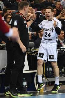 HBL DHB Cup Semifinal THW Kiel vs Fuechse Berlin 06 04 19 Hamburg HBL DHB Cup Final Four 2019 Semifinal THW Kiel vs Fuechse Berlin in picture Miha Zarabec Kiel 24 cheers with trainer Albert Gislason Kiel nordphoto xWitke nph00002