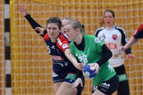 Michelle Urbicht SG 09 Kirchhof am Ball und Jurate Zilinskaite H2Ku Herrenberg L in defence Monika Lide goal woman H2Ku Herrenberg rear GER Handball 2 Bundesliga women SG 09 Kirchhof vs SG H2Ku Herrenberg 06 04 2019 Handball 2 Bundesliga women SG 09 Kirchhof SG H2Ku menberg 06 04 2019 Melsungen Copyright: xEIBNER RolandxSippelx EP_RSL