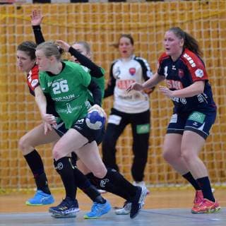 Michelle Urbicht SG 09 Kirchhof am Ball und Jurate Zilinskaite H2Ku Herrenberg L in defence Monika Lide goal woman H2Ku Herrenberg behind Katrin Schroeder H2Ku Herrenberg R GER Handball 2 Bundesliga women SG 09 Kirchhof vs SG H2Ku menberg 06 04 2019 Handball 2 Bundesliga women SG 09 Kirchhof SG H2Ku menberg 06 04 2019 Melsungen Copyright: xEIBNER RolandxSippelx EP_RSL
