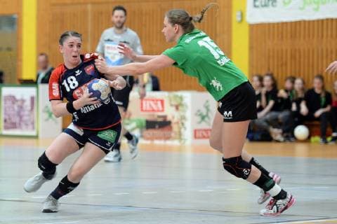 Lea Neubrander H2Ku Herrenberg on the ball and Diana Sabljak SG 09 Kirchhof R GER Handball 2 Bundesliga Women SG 09 Kirchhof vs SG H2Ku Herrenberg 06 04 2019 Handball 2 Bundesliga Women SG 09 Kirchhof SG H2Ku Herrenberg 06 04 2019 Melsungen Copyright: xEIBNER RolandxSippelx EP_RSL