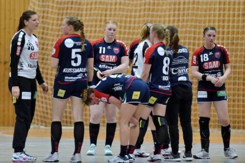 disappointed frustrated emotion after defeat Dora Elbert goalie H2Ku Herrenberg L Kerstin Foth rear M Lea Neubrander R GER Handball 2 Bundesliga women SG 09 Kirchhof vs SG H2Ku Herrenberg 06 04 2019 Handball 2 Bundesliga women SG 09 Kirchhof SG H2Ku men 06 04 2019 Melsungen Copyright: xEIBNER RolandxSippelx EP_RSL