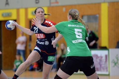 Saskia Putzke H2Ku Herrenberg at litter Danique Boonkamp SG 09 Kirchhof R GER Handball 2 Bundesliga Women SG 09 Kirchhof vs SG H2Ku Herrenberg 06 04 2019 Handball 2 Bundesliga Women SG 09 Kirchhof SG H2Ku Herrenberg 06 04 2019 Melsungen Copyright: xEIBNER RolandxSippelx EP_RSL
