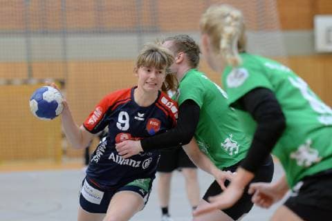 Katrin Friedrich H2Ku Herrenberg on the ball Kim Mai SG 09 Kirchhof and Christin Kuehlborn SG 09 Kirchhof R GER Handball 2 Bundesliga Women SG 09 Kirchhof vs SG H2Ku Herrenberg 06 04 2019 Handball 2 Bundesliga Women SG 09 Kirchhof SG H2Ku Herrenberg 06 04 2019 Melsungen Copyright: xEIBNER RolandxSippelx EP_RSL