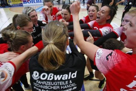 Bad Langensalza 06 04 2019 Sport Handball 1 Bundesliga Women Season 2018 19 Thuringia HC THC vs SG BBM Bietigheim BBM the team of the Thuringian hc cheer over the victory against the top rider bietigheim