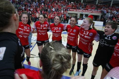 Bad Langensalza 06 04 2019 Sport Handball 1 Bundesliga Women Season 2018 19 Thuringia HC THC vs SG BBM Bietigheim BBM the team of the Thuringian hc cheer over the victory against the top rider bietigheim