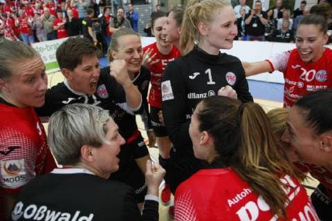 Bad Langensalza 06 04 2019 Sport Handball 1 Bundesliga Womens Season 2018 19 Thuringia HC THC vs SG BBM Bietigheim BBM the team of thc cheers over the victory