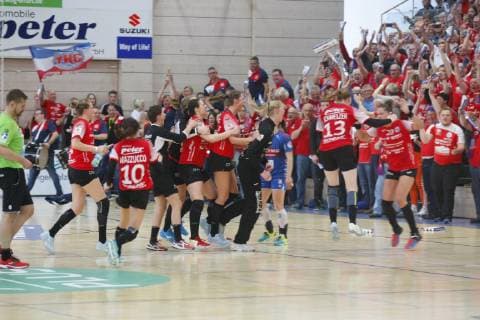 Bad Langensalza 06 04 2019 Sport Handball 1 Bundesliga Women Season 2018 19 Thuringia HC THC vs SG BBM Bietigheim BBM the team of the Thuringian hc cheer over the victory against the top rider bietigheim