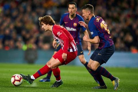 Fußball, FC Barcelona - Atletico Madrid FC Barcelona Barca s Clément Lenglet (R) viess for the ball with Atletico Madrid s Antoine Griezmann during the Spanish LaLiga soccer match played at the Camp Nou stadium in Barcelona, Spain, 06 April 2019. FC Barcelona vs Atletico Madrid !ACHTUNG: NUR REDAKTIONELLE NUTZUNG!  Copyright: xAlejandroxGarciax GRAF6966 20190406-636901830967225015