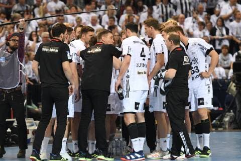 HBL DHB Cup Semifinal THW Kiel vs Fuechse Berlin 06 04 19 Hamburg HBL DHB Cup Final Four 2019 Semifinal THW Kiel vs Fuechse Berlin in picture Coach Alfred Gislason Kiel talks to his team nordphoto xWitke nph00002