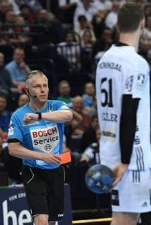HBL DHB Cup Semifinal THW Kiel vs Fuechse Berlin 06 04 19 Hamburg HBL DHB Cup Final Four 2019 Semifinal THW Kiel vs Fuechse Berlin in picture Hendrik Pekeler Kiel 61 gets the red card from the referee nordphoto xWitke nph00002