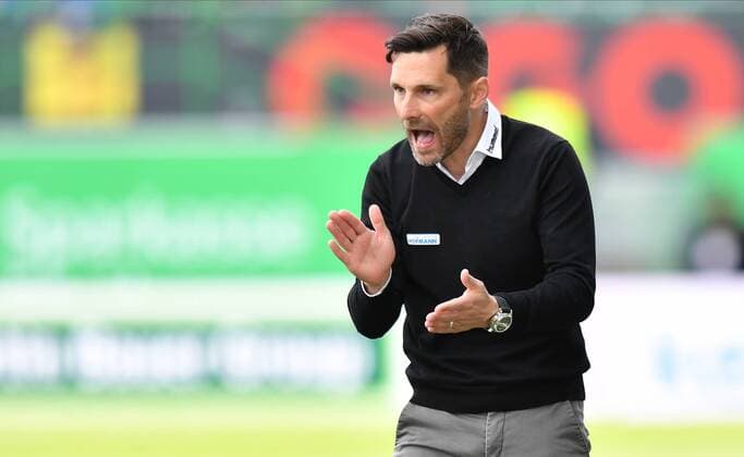 07 04 2019 Soccer Season 2018 2019 2 Soccer Bundesliga 28 Matchday SpVgg Greuther Fürth Kleeblatt SV Darmstadt 98 Lilien eZi DFL regulations prohibit any use of photographs as image sequences and or quasi video Stefan Leitl Trainer SpVgg Greuther Fürth cheers on