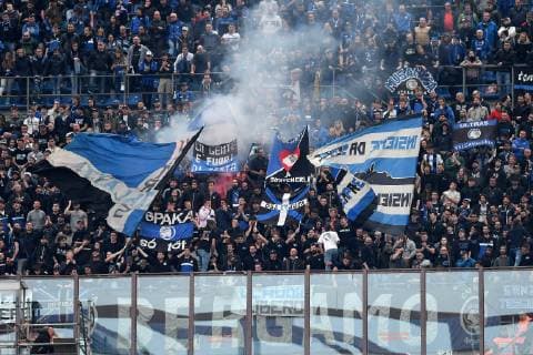 Atalanta fans cheer on during the Serie A 2018 2019 football match between FC Internazionale and Atalanta at stadio Giuseppe Meazza, Milano, April 7, 2019 Photo Andrea Staccioli Insidefoto andreaxstaccioli