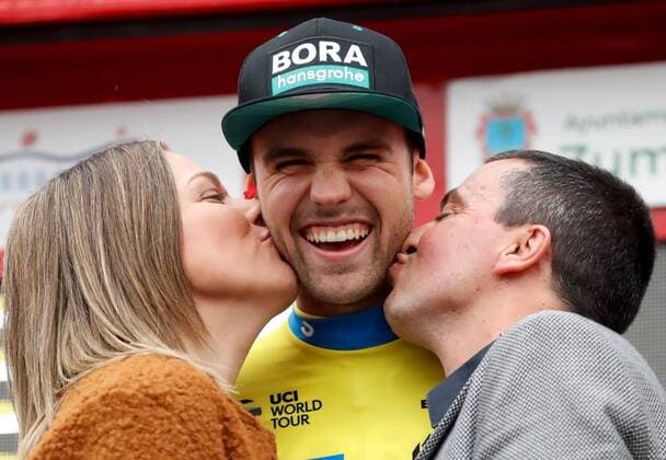 Sport Bilder des Tages German rider of Bora-Hansgrohe team Maximilian Schachmann (C) celebrates on the podium his victory in the first stage of the Pais Vasco-Itzulia 2019 cycling race, 11,2 kilometers time trial held in Zumarraga, Basque Country, northern Spain, 08 April 2019. First stage of Pais Vasco-Itzulia 2019 cycling race !ACHTUNG: NUR REDAKTIONELLE NUTZUNG!  Copyright: xJuanxHerrerox GRAFCAV3331 20190408-636903457126806301