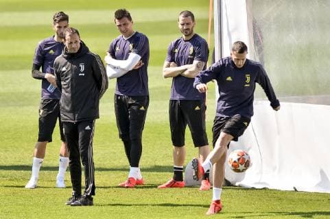 Photo LaPresse Nicol& xf2; Campo April 9, 2019 Turin (Italy) Juventus training before the Champions League quarter-finals Ajax-Juventus In the picture: Massimiliano Allegri, Mario Mandzukic, Leonardo Bonucci, Federico Bernardeschi  Copyright: xLaPresse Nicol& xf2;xCampo LaPrex