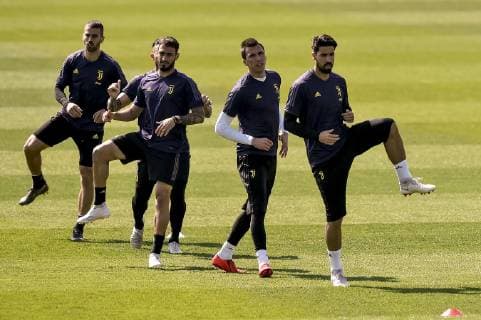 Photo LaPresse Nicol& xf2; Campo April 9, 2019 Turin (Italy) Juventus training before the Champions League quarter-finals Ajax-Juventus In the picture: Leonardo Spinazzola, Mario Mandzukic, Sami Khedira  Copyright: xLaPresse Nicol& xf2;xCampo LaPrex