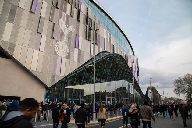 Football - 2018 2019 UEFA Champions League - Quarter Final , First Leg: Tottenham Hotspur vs. Manchester City Fans make their way along Tottenham High Road in front of the stadium ahead of kick off at White Hart Lane Stadium. COLORSPORT DANIEL BEARHAM 