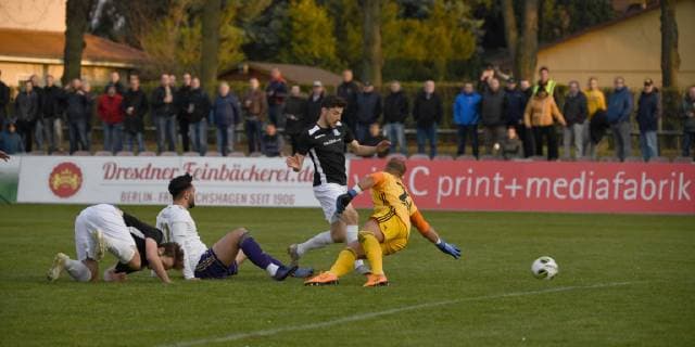 Soccer Men Season 2018 2019 Semifinals in Berlin AOK Landespokal VSG Altglenicke Tennis Borussia Christian Skoda 2 v r VSG Altglienicke scores goal to 1 0 against goalkeeper Bjarne Rogall TeBe Tennis Borussia 09 04 2019 Copyright: xMatthiasxKochx