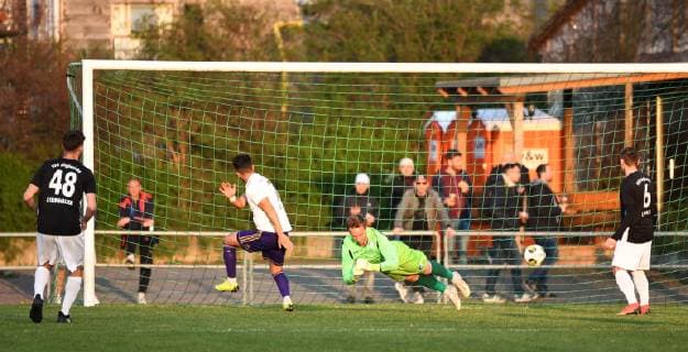 Soccer Men Season 2018 2019 Semifinals in Berlin AOK Landespokal VSG Altglenicke Tennis Borussia v l Rico Steinhauer VSG Rifat Gelici TeBe Tennis Borussia scores goal to 1 1 against goalkeeper Dan Twardzik VSG Altglienicke 09 04 2019 Copyright: xMatthiasxKochx