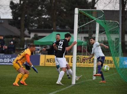 Soccer Men Season 2018 2019 Semifinals in Berlin AOK Landespokal VSG Altglenicke Tennis Borussia Benjamin Förster M VSG Altglienicke scores goal to 2 2 against goalkeeper Bjarne Rogall TeBe Tennis Borussia and Nico Matt r TeBe Tennis Borussia rear Kevin Kahlert VSG Altglienicke 09 04 2019 Copyright: xMatthiasxKochx