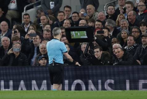 Sport Bilder des Tages Referee Bjorn Kuipers looks at the VAR screen before awarding a penalty against Tottenham during the UEFA Champions League match at the Tottenham Hotspur Stadium, London. Picture date: 9th April 2019. Picture credit should read: Darren Staples Sportimage EDITORIAL USE ONLY. No use with unauthorised audio, video, data, fixture lists, club league logos or live services. Online in-match use limited to 120 images, no video emulation. No use in betting, games or single club league player publications. SPI-0025-0025