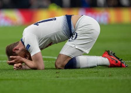 Football - 2018 2019 UEFA Champions League - Quarter Final , First Leg: Tottenham Hotspur vs. Manchester City Harry Kane (Tottenham FC) holds his head after clashing with Nicolas Otamendi (Manchester City) at White Hart Lane Stadium. COLORSPORT DANIEL BEARHAM 
