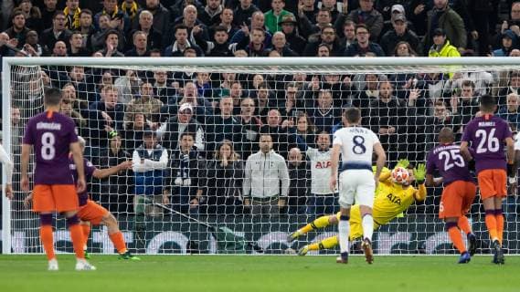 Football - 2018 2019 UEFA Champions League - Quarter Final , First Leg: Tottenham Hotspur vs. Manchester City Hugo Lloris (Tottenham FC) saves the penalty from Sergio Aguero (Manchester City) at White Hart Lane Stadium. COLORSPORT DANIEL BEARHAM 